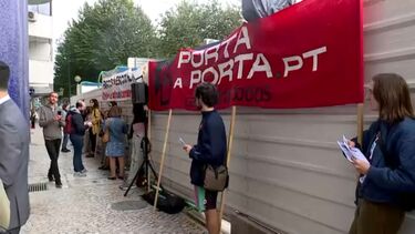 Dezenas à porta do IHRU desde madrugada para apoios à renda da casa