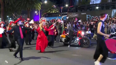 Música e animação marcam o desfile do Dia dos Mortos celebrado no México   