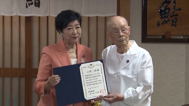 “Trabalhar é o melhor remédio”: 'Sushiman' que ganhou três estrelas Michelin tem 100 anos e ainda não se vai reformar 