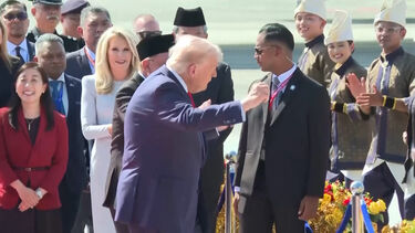 O momento em que Donald Trump dança ao desembarcar na Malásia 