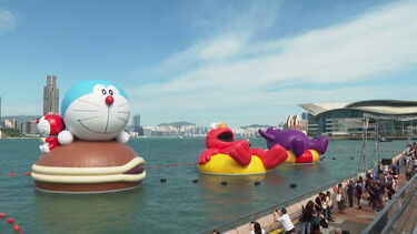 Do Doraemon ao Elmo: Insufláveis gigantes de desenhos animados flutuam em porto em Hong Kong 