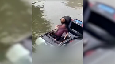 Partem teto panorâmico de carro para salvar condutor de morrer afogado na China