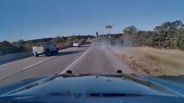 Pneu solta-se de camião e é projetado para o meio da autoestrada nos EUA   