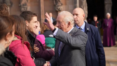 Rei Carlos II vaiado por causa da relação do príncipe Andrew com Jeffrey Epstein  