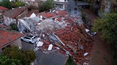 Imagens aéreas mostram edifícios completamente destruídos após sismo na Turquia