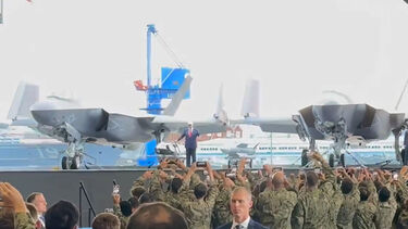 Rodeado de aviões militares: A chegada de Trump à base naval americana no Japão  