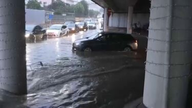 Condutores retirados de rotunda em Oeiras devido a inundação súbita provocada pela chuva 
