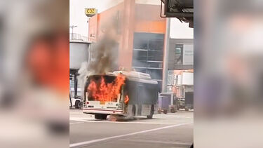 Imagens mostram autocarro em chamas em aeroporto da Índia  