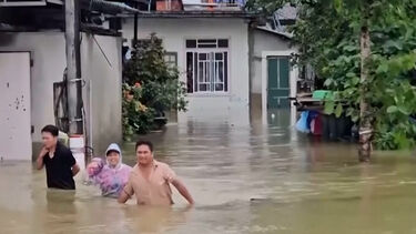 Casas parcialmente submersas e pontes colapsadas: Mau tempo abala Vietname