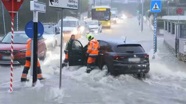 Bombeiro abre porta de carro parcialmente inundado em Oeiras para auxiliar condutor 