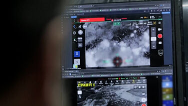 Forças ucranianas recorrem a drones aéreos e terrestres na luta contra a invasão russa no Donbass