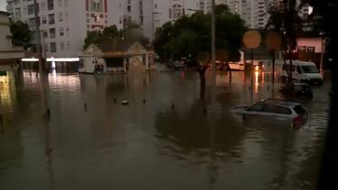 Chuva intensa chega a Faro e deixa ruas inundadas, estradas alagadas e carros praticamente submersos