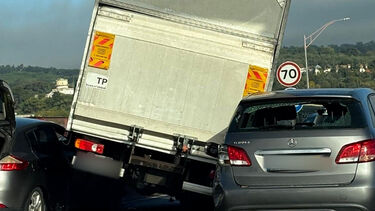 Imagens mostram aparato na Ponte 25 de Abril após colisão entre três carros e camião 