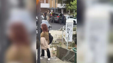 Populares levantam veículo para retirar pessoa atropelada debaixo de carro após acidente com autocarro da Carris