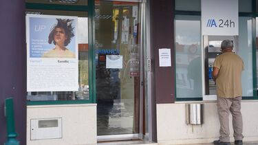 Assaltantes arrombam porta e levam cofre de agência bancária