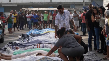 Corpos enfileirados pelos moradores na Praça São Lucas após megaoperação da polícia brasileira no Rio de Janeiro