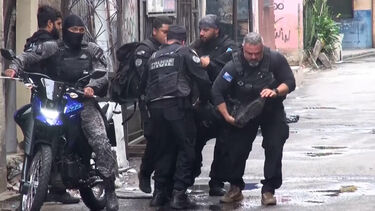 Imagens mostram elementos da polícia brasileira a socorrer outro agente ferido após megaoperação no Rio de Janeiro 