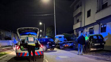 Homem tenta matar dois motoristas ao acelerar carro contra reboque e táxi em Espinho
