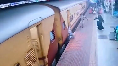 Mulher é arrastada ao tentar embarcar em comboio já em movimento  