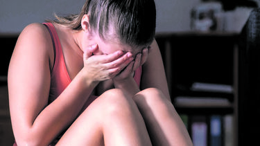 Jovem de 14 anos violada em grupo em Viseu. Abusos foram filmados e imagens circulam na escola