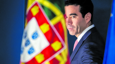 Leitão Amaro trava acesso a pedidos de escusa de governantes