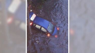 Carro fica praticamente submerso após despiste na VCI no Porto. Estrada está alagada