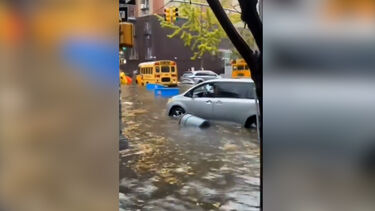 Água pelo joelho e ‘cascata’ no metro: chuva intensa deixa várias zonas de Nova Iorque inundadas 