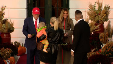 Trump e a Melania distribuíram doces às crianças durante celebração de Halloween na Casa Branca 