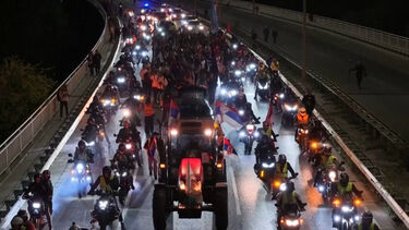 Milhares de pessoas reúnem-se na Sérvia para receber os primeiros estudantes que voltam após uma marcha de protesto de dois dias 