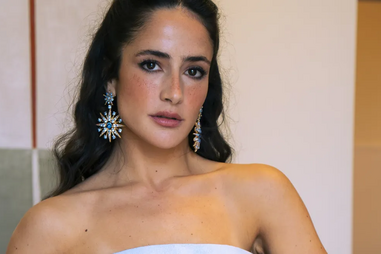 Vera Moura nos bastidores dos Globos de Ouro com vestido Oscar de la Renta