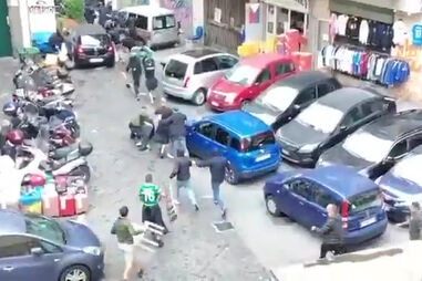 Voaram cadeiras e garrafas: imagens dos confrontos entre ultras do Sporting e do Nápoles