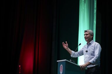 Carneiro acusa Gouveia e Melo de se ter 'arvorado como candidato do PS'