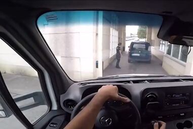 Estafeta de entregas grava 'TikTok' em cadeia feminina 