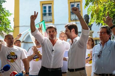 André Ventura em Viana do Alentejo saúda apoiantes do Chega