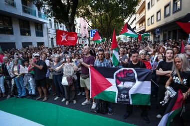Manifestação em frente à embaixada de Israel, em Lisboa, contra detenções da tripulação da Flotilha Global Sumud
