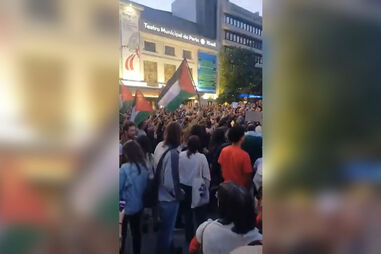 "Viva a Palestina": Centenas de pessoas saem às ruas no Porto para manifestação após interceção da flotilha humanitária