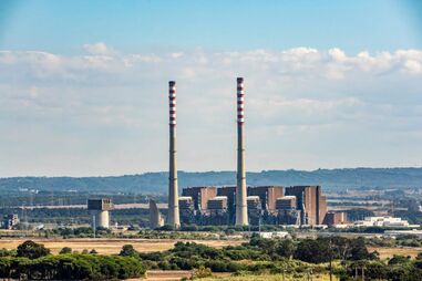 Chaminés da antiga central termoelétrica de Sines no chão em poucos segundos