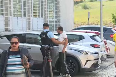 Momentos de tensão: Primo de Mónica Silva exalta-se à saída do tribunal e grita com outra testemunha  