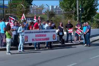 Dois bombeiros de Sousel em protesto em frente ao quartel por discriminação 