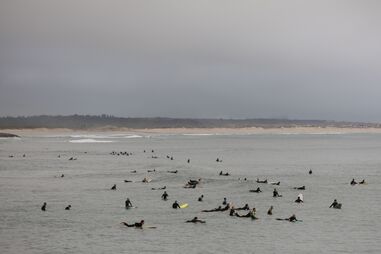 Surfistas aproveitam as ondas na Praia do Cabedelo, Figueria da Foz