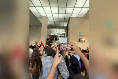Vários manifestantes barricados em comboios na estação do Rossio após protesto pró-Palestina
