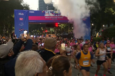 Corrida da Hello Kitty pinta a Cidade do México de cor-de-rosa 