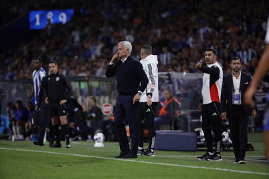 José Mourinho orienta a equipa de futebol durante jogo