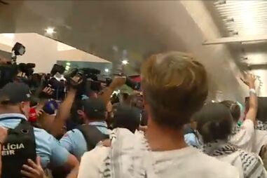 Ativistas portugueses recebidos com muita euforia por multidão no Aeroporto de Lisboa