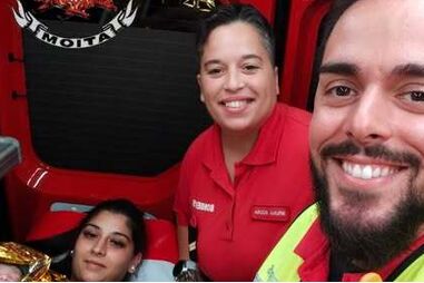 Bebé nasce em área de serviço da A33. É o 15.º parto numa ambulância dos bombeiros da Moita este ano
