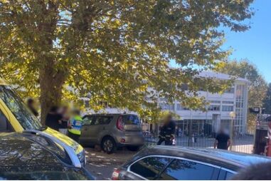 Carro despista-se e embate contra gradeamento de escola secundária em São João da Madeira