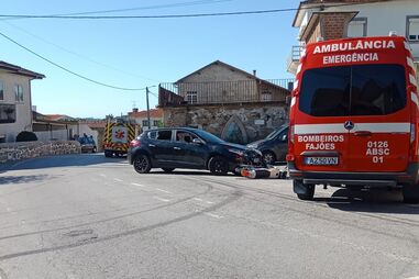 Motoclista ferido em colisão com carro em Arouca
