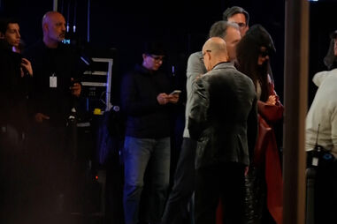 Anne Hathaway, Emily Blunt e Stanley Tucci ‘apanhados’ nas gravações do filme ‘O Diabo Veste Prada 2’  