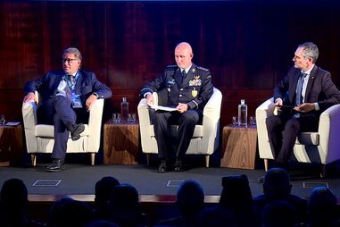 Painel da conferência (da esq. para a dir.): Luís Neves, Luís Carrilho e Luís Lourenço