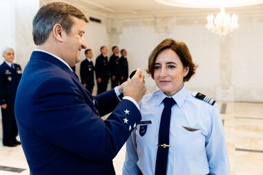 Diná Azevedo recebe a estrela das mãos do chefe da Força Aérea, Cartaxo Alves
